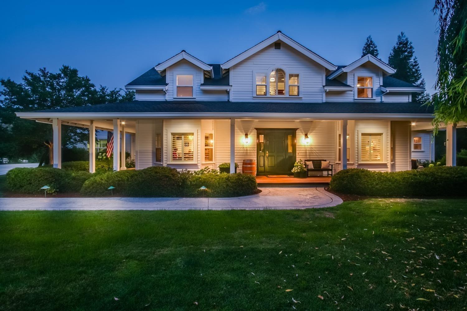 Photo of 992 Cabernet Ct in Murphys, CA