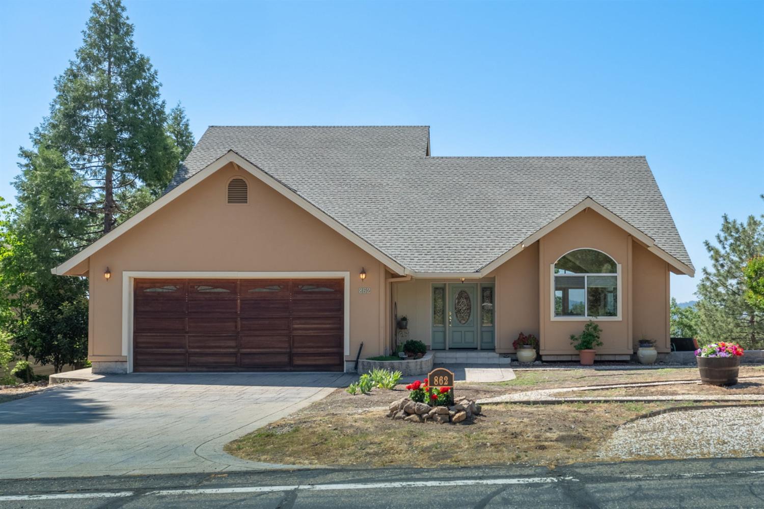 Photo of 862 Buckthorn Dr in Murphys, CA