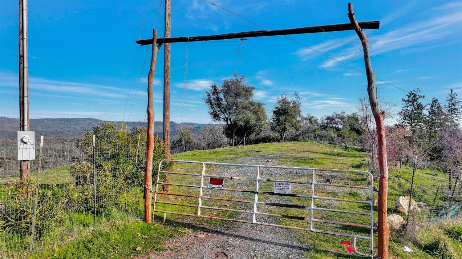 Photo of 10263 Ham Luddy Rd in Mountain Ranch, CA