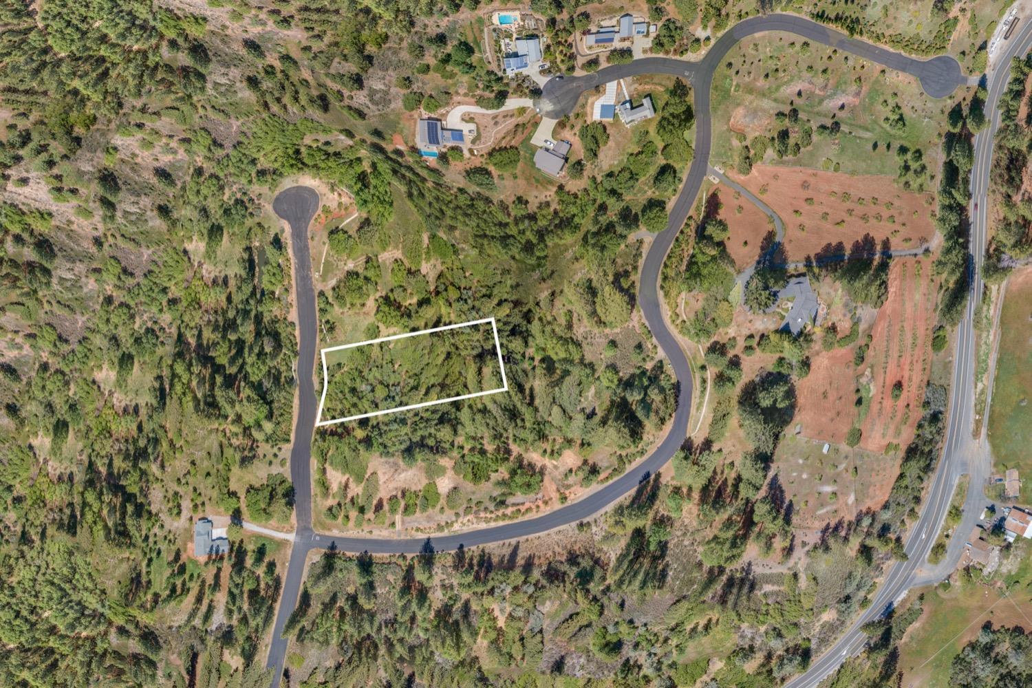 Photo of 212 Red Apple Dr in Murphys, CA
