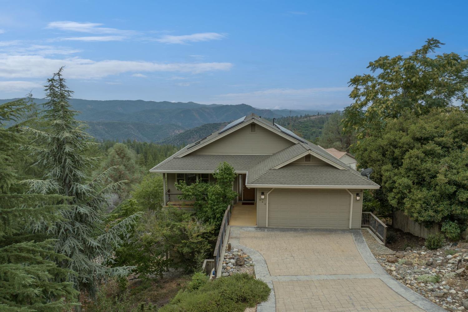 Photo of 860 Laurel Ln in Murphys, CA