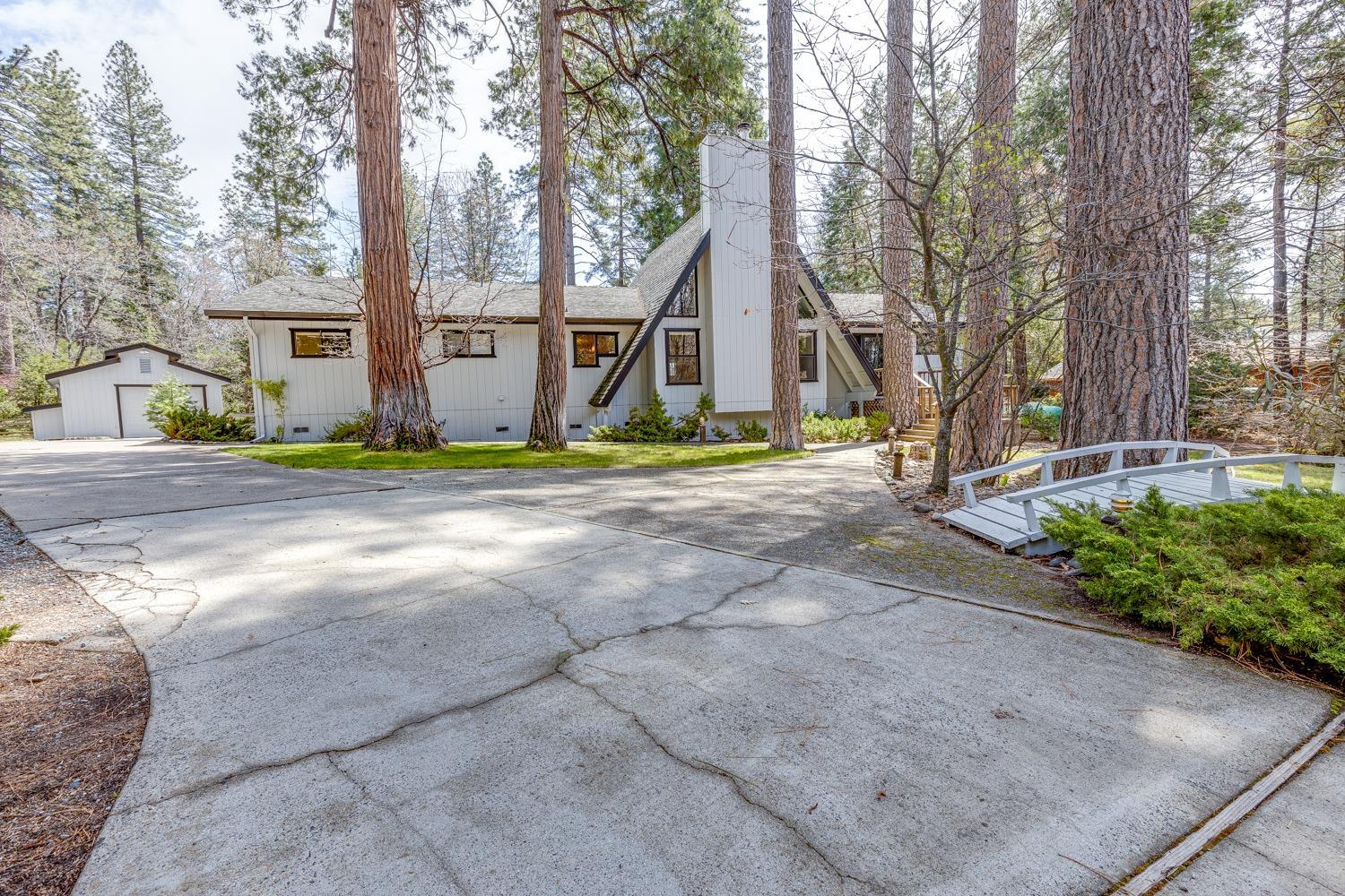 Photo of 5575 Silver Saddle Ct in Hathaway Pines, CA