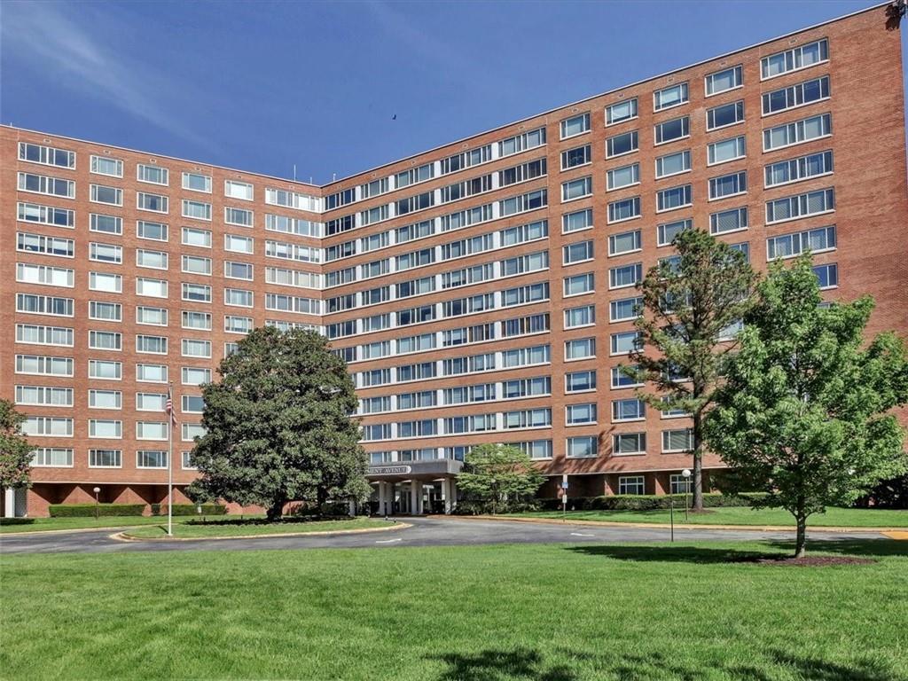 Rare opportunity to get one of the largest corner units in the 5100 Condominiums! With almost 1600 s