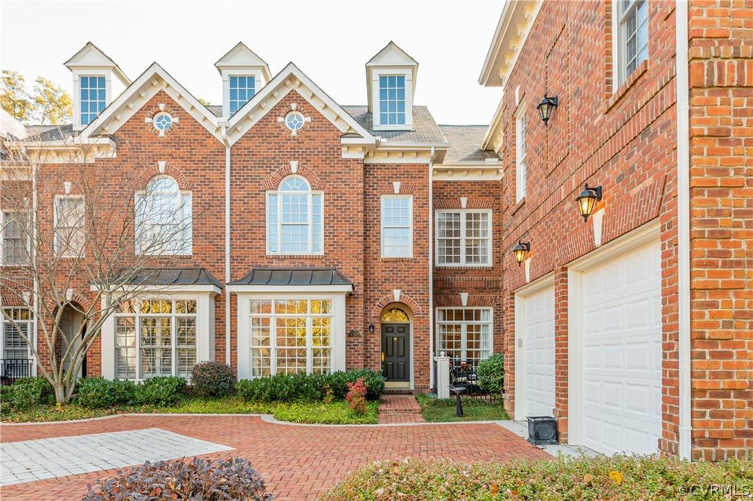 Welcome to this meticulously maintained one owner Kingston floor plan in Grayson Hill! 3 beds and 3.