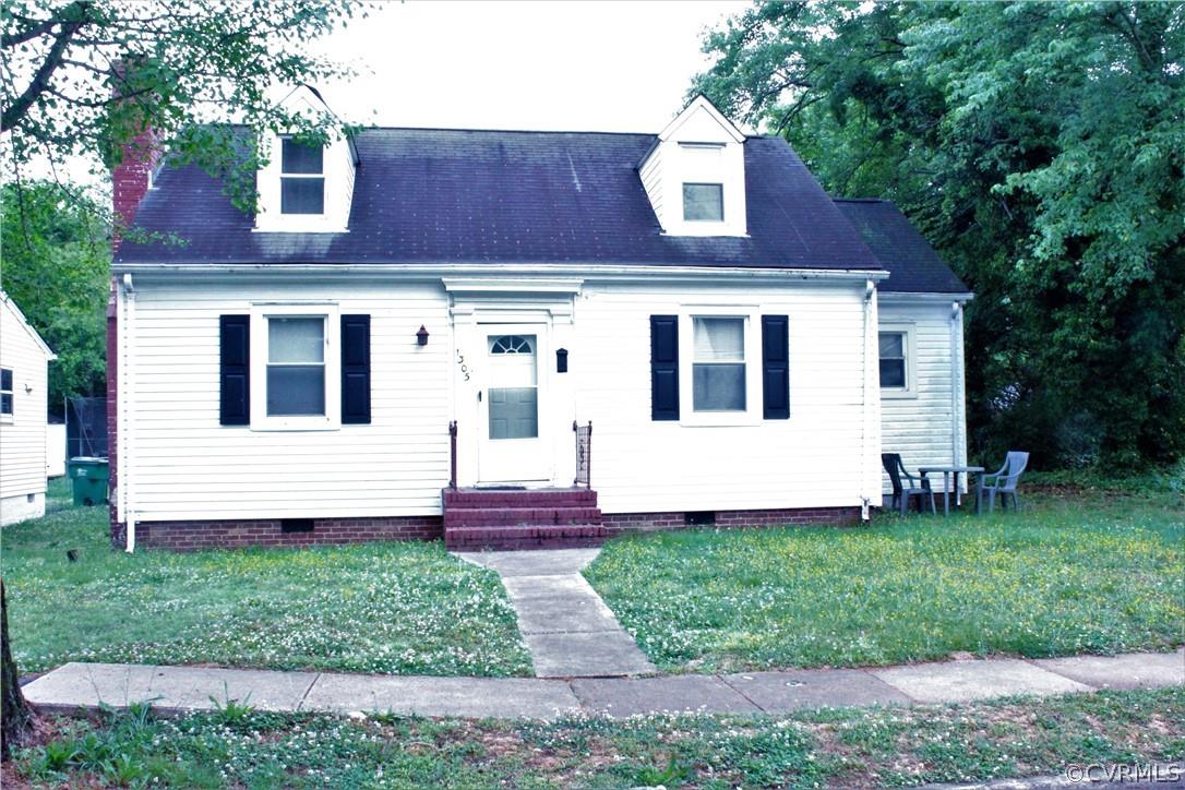 Cute Cape!! 3 Bedrooms, 2 baths, minutes from downtown.