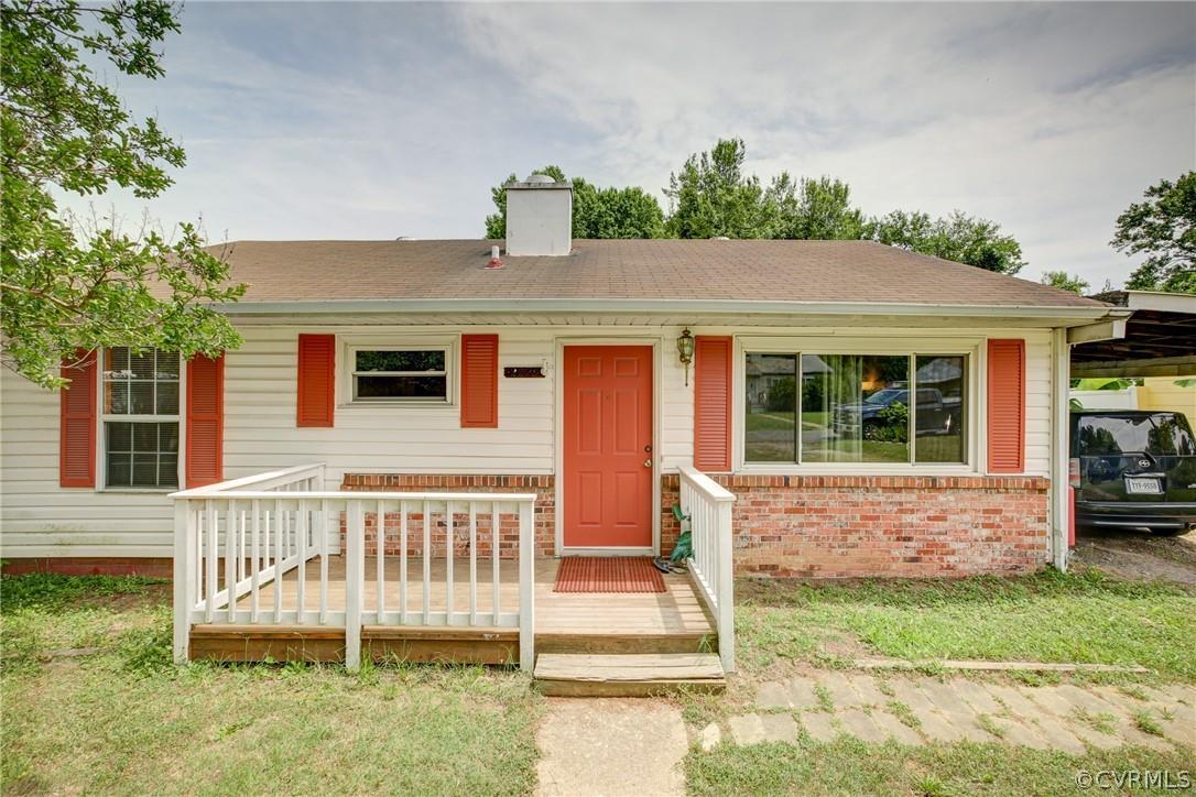 Welcome to this 3 bed 1 bath home, close to Downtown Richmond and interstates 64 & 95. A stone throw