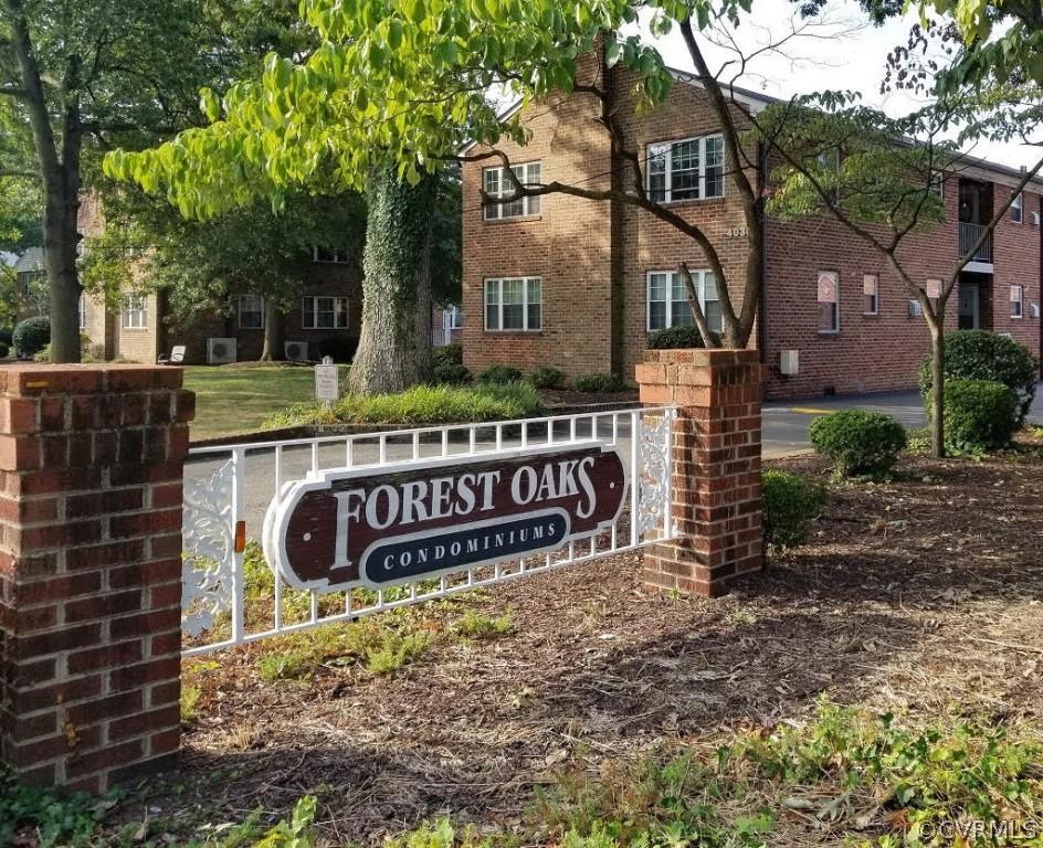 Great location for this 2BR condo just across from Forest Hill Park
and close to James River, trails