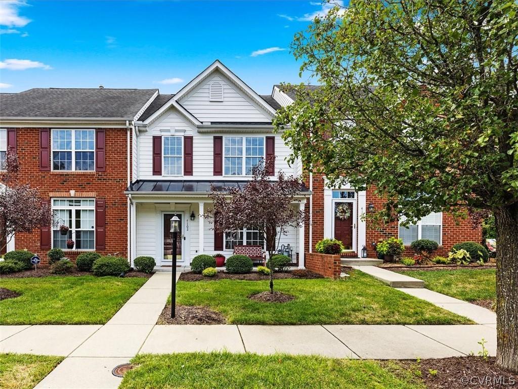 Beautiful 3 Bed 2.5 Bath maintenance free townhouse in Glen Allen. Full covered front porch, 9 foot 