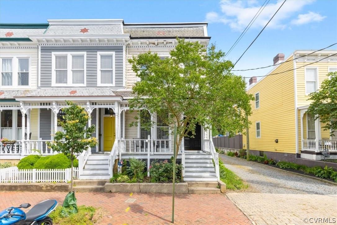 Right in the middle of Historic Church Hill! This classic 3 Bed 2.5 Bath has central heat/AC, heart 
