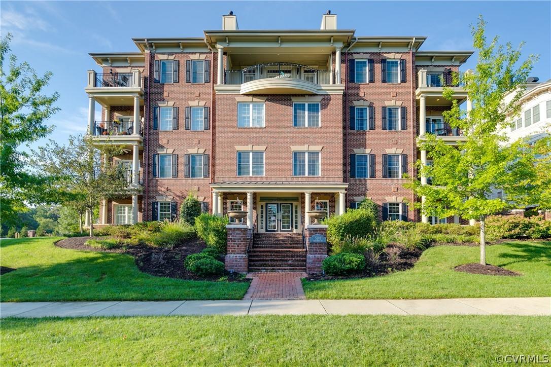 Rare opportunity to own this elegant Penthouse with the best location in Monument Square! 3 bedroom 