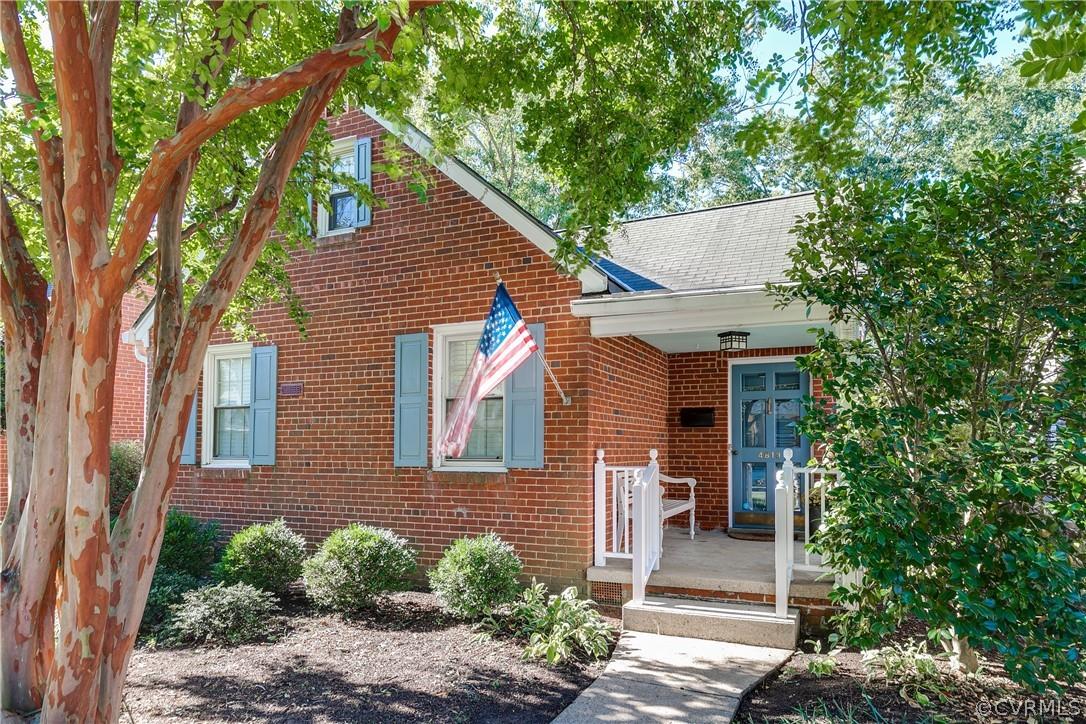 Welcome to 4813 W Franklin, an adorable brick cape in a fantastic neighborhood. The first floor offe