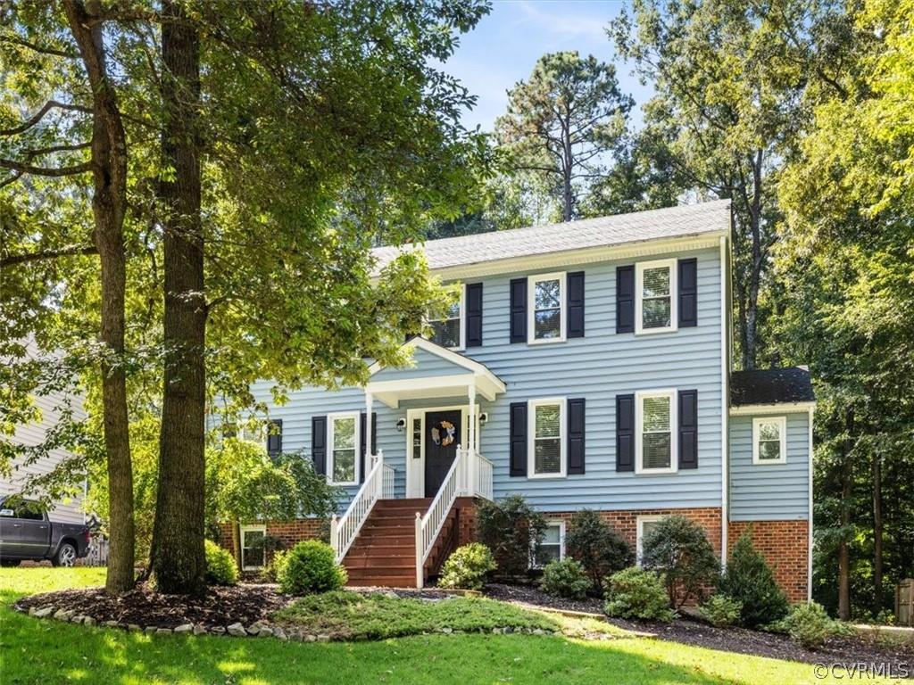 Absolutely gorgeous 4 BR colonial with finished basement in popular Walton Park neighborhood. Gleami