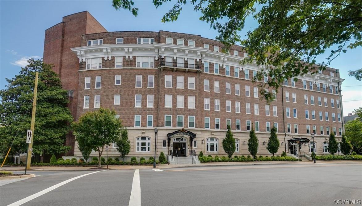 This stunning condo offers gracious living spaces and beautiful finishes in an elegant, secure build