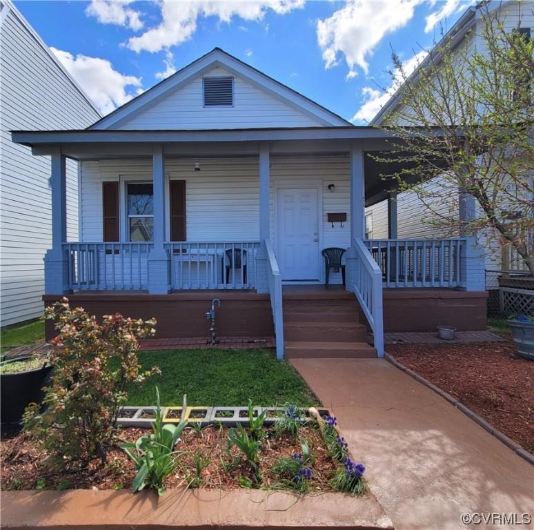 Cute home Fenced in backyard! Located in one of Richmond City's most central locations. come and che