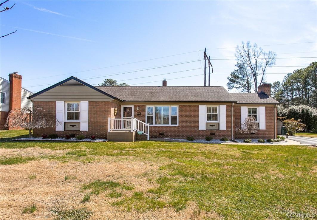 This Immaculate three-bedroom brick ranch features 2 full baths and a nice eat-in kitchen with grani