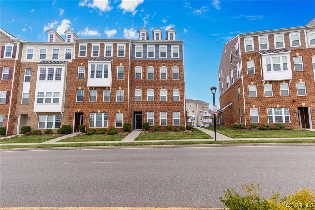 In sought after Short Pump, modern, sun drenched, spacious, end unit with high 9’ ceilings for sale.