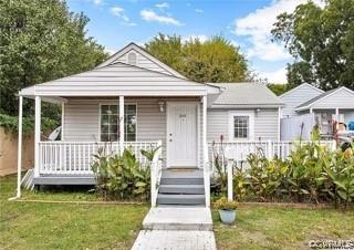 Lovely 2 bedroom, 1 bath renovated modern farmhouse-style in Richmond! It's on a quiet street, perfe