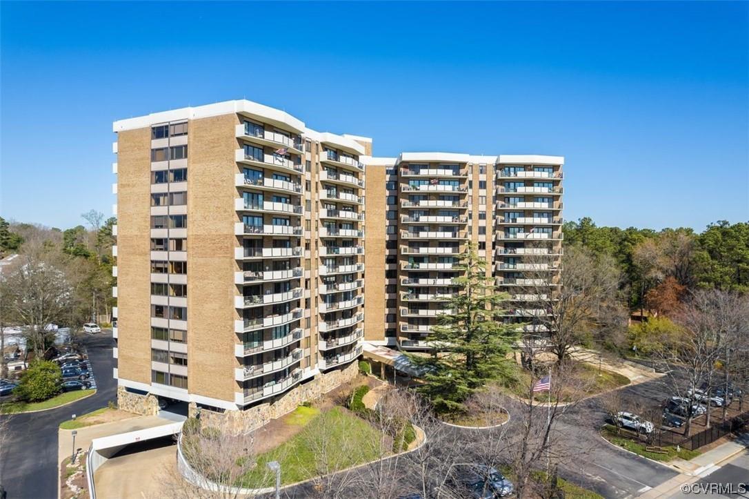 Welcome to this TENTH-floor unit with wide views of trees, the Carillon and even downtown Richmond! 