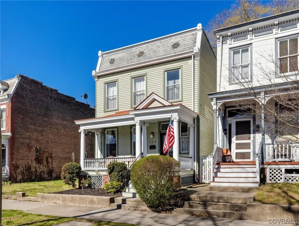 Welcome to this stunning 3-bedroom, 2.5-bathroom rowhouse located in the beautiful Chimborazo sectio