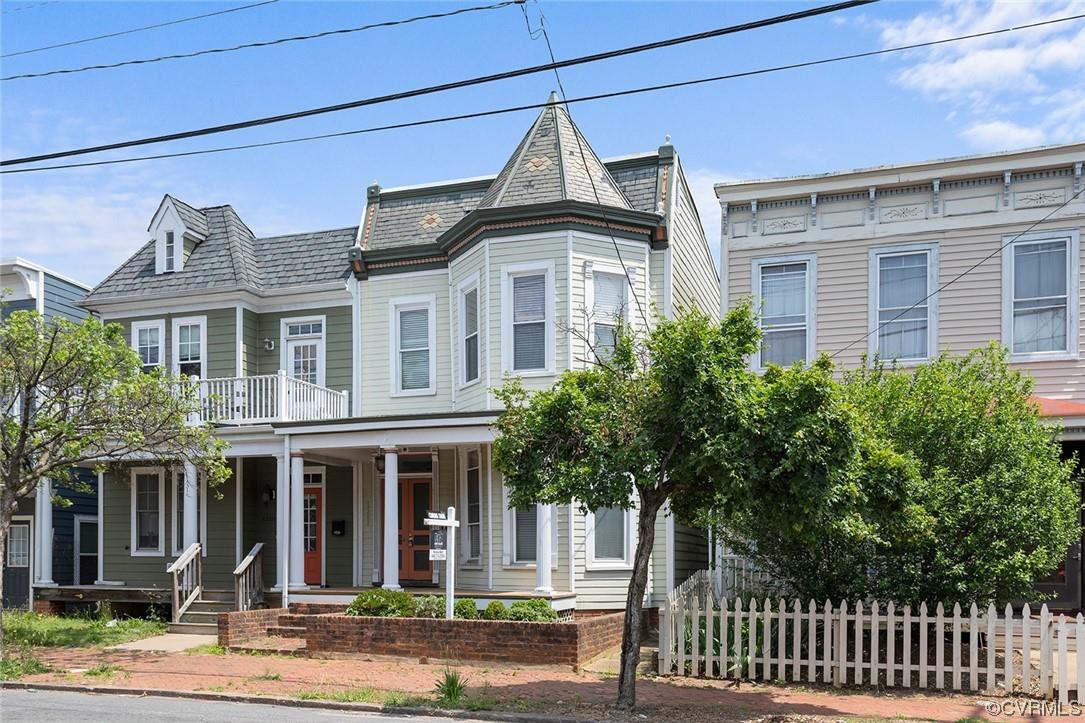 Investment opportunities like this one don't come along often. Near VCU - this Victorian Carver row 