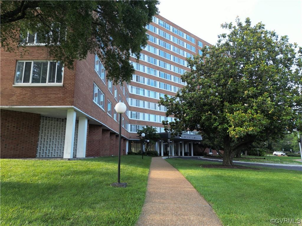 Natural light galore in this highly desirable 1 bdrm corner unit with beautiful views overlooking Mo