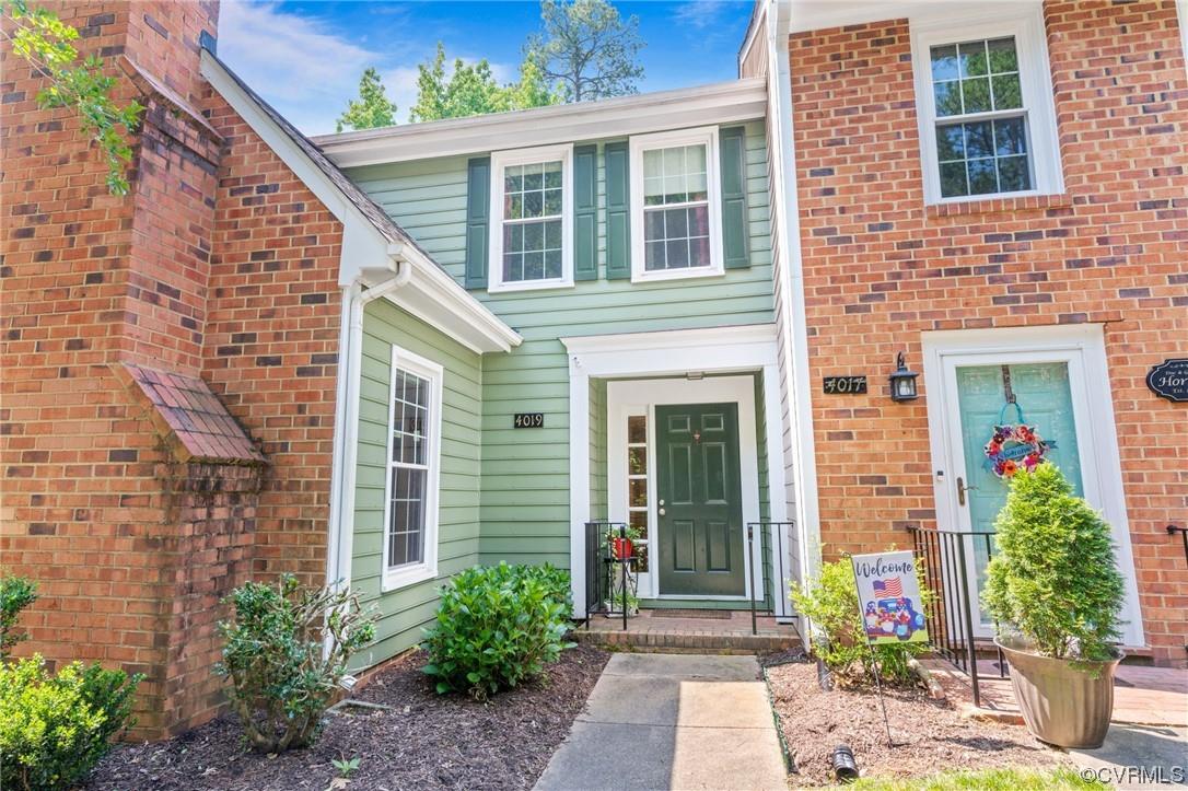 Welcome to this adorable townhouse tucked away in the Lexington Village Townhome community!  This we
