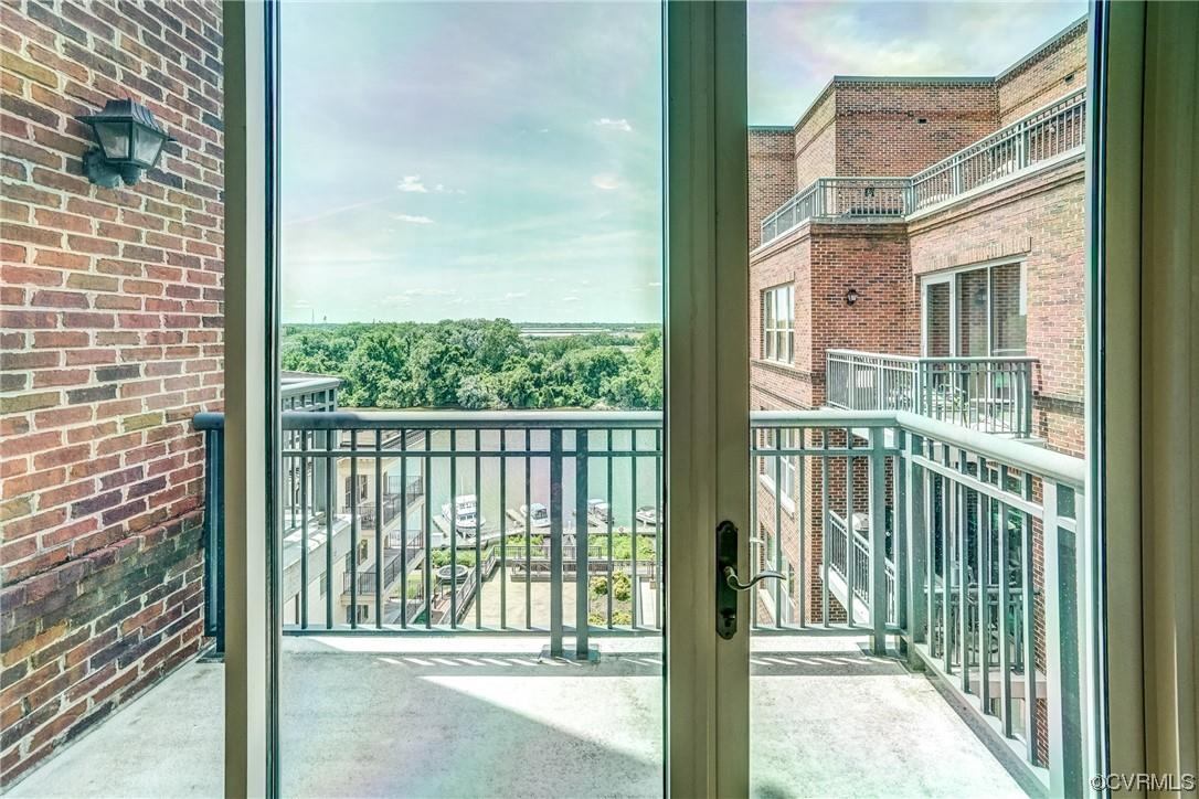 Beautiful riverfront condo in Skyline with 2 covered and secure parking spaces. Spectacular river vi