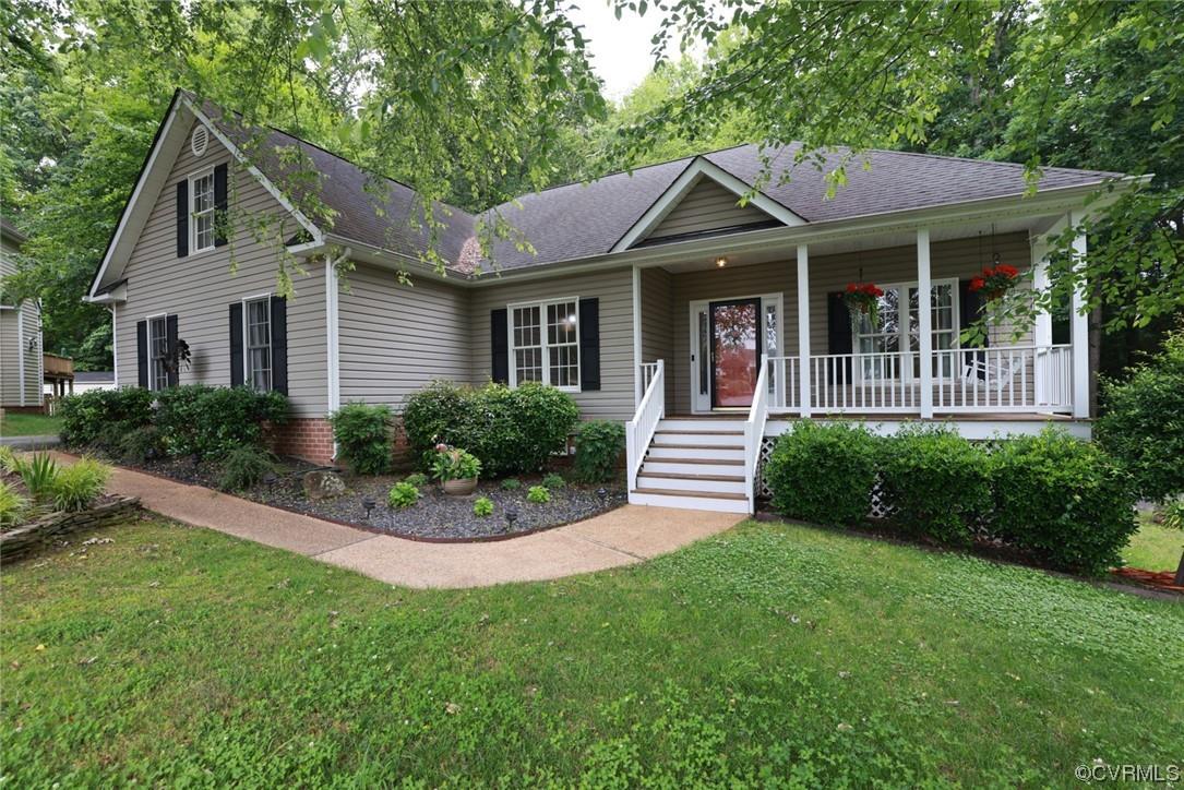 Immaculate Transitional home in Chesterfield's Bayhill Pointe on a private culdasac lot. This proper
