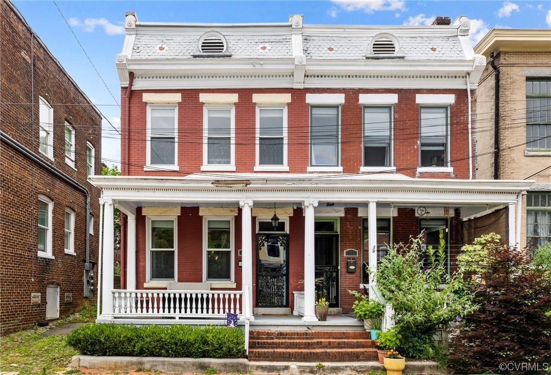 Welcome to this charming 1911-built semi-detached house located in the Chimborazo Park Neighborhood 