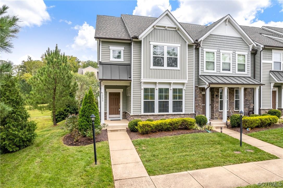 End unit townhome in the heart of Glen Allen!  This single owner townhome was built in 2016 and is t