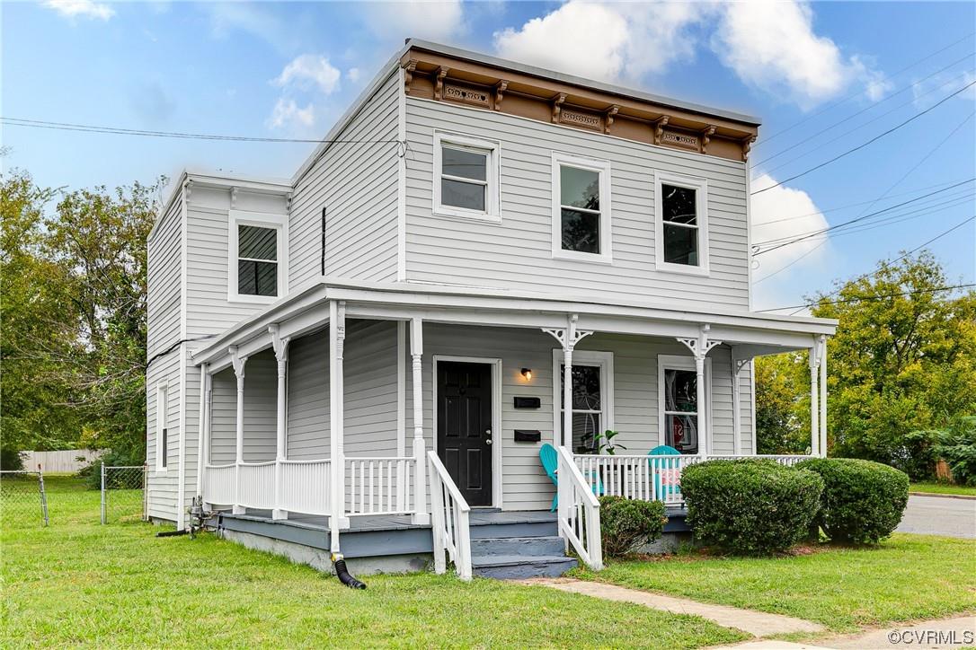 Don't miss this rare opportunity- a fantastic move-in ready & updated city DUPLEX! Located next to F